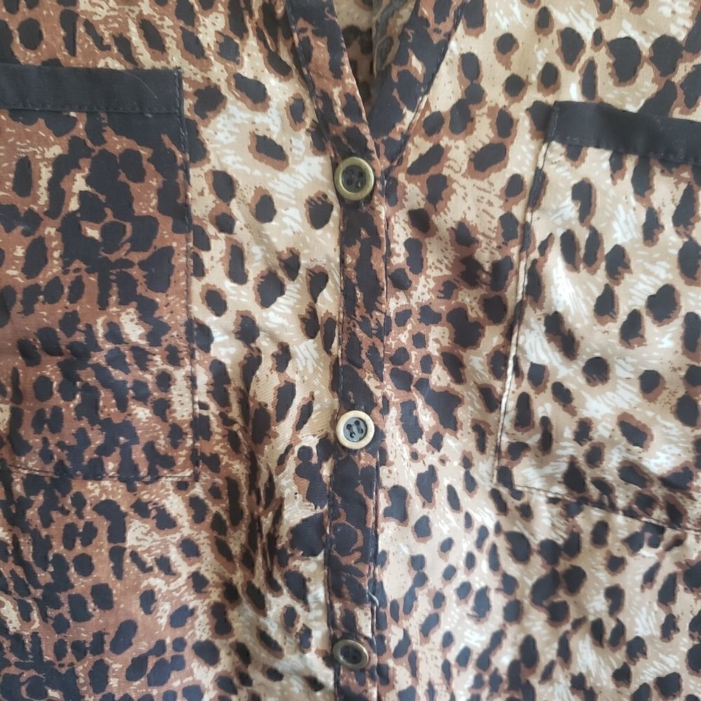 ‎FOREVER 21 Leopard Print Button Down Top - Picture 5 of 6